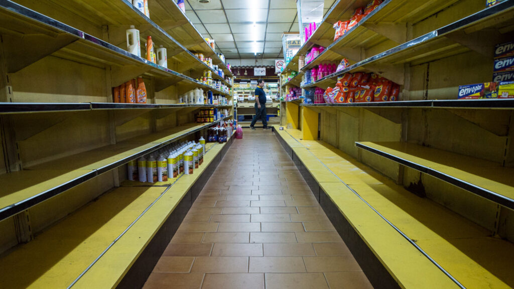 March 8, 2014 - Caracas, Venezuela - Long hours for buying food, travel several supermarkets and small retailers daily for food products that are not available are part of everyday Venezuelans in the country with the largest reserves of oil in the world |