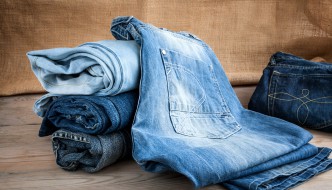 Jeans mit hoher Taille modisch kombinieren