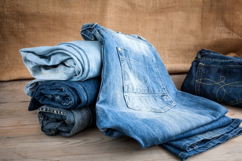 Jeans mit hoher Taille modisch kombinieren