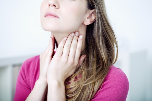 Was hilft gegen Halsschmerzen?