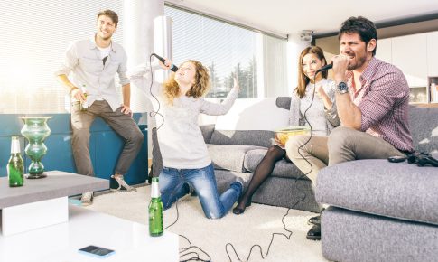 Wie Ihre Karaoke-Party ein voller Erfolg wird